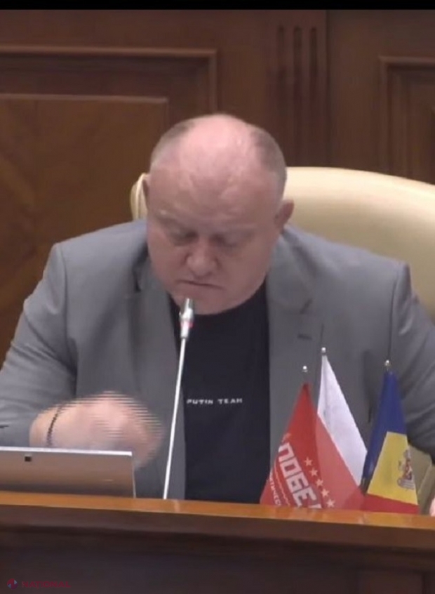 Un coleg din Parlament îi arată din deget transfugului Vasile Bolea cu „Putin team” pe piept: „Mi s-a părut atât trist deputatul cu familie și copii de crescut, de parcă voia să-mi spună că acționează împotriva voinței sale”