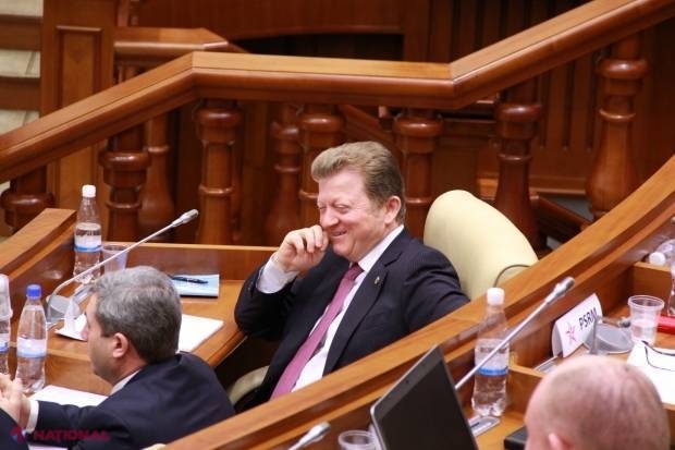 Cum PĂCĂLEȘTE cetățenii un deputat: Continuă să-și ducă odrasla cu mașina Parlamentului la școală, dar i-a schimbat numerele de înmatriculare 