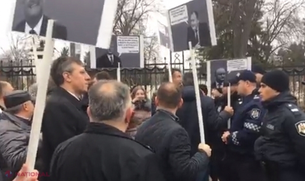 VIDEO // Dodon, Chicu și Greceanîi, HUIDUIȚI la Memorialul „Maica Îndurerată”, unde s-au dus să depună flori FĂRĂ veterani: Protest INEDIT al Mișcării UNIREA