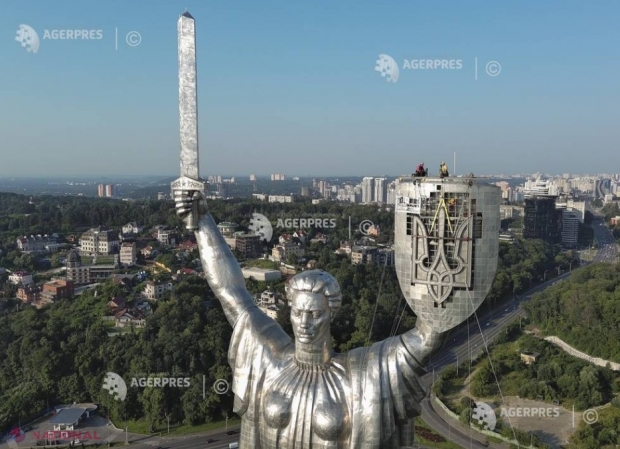 Ucraina înlătură simbolurile sovietice de pe monumentul Patriei Mamă din Kiev 