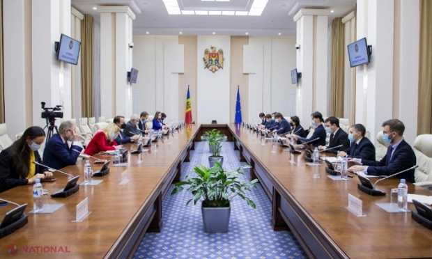 Prim-ministra Natalia Gavrilița le-a transmis oficialilor europeni Josep Borrell și Olivér Várhelyi că R. Moldova are nevoie de asistență pentru gestionarea crizei refugiaților și de ajutor concret pentru menținerea stabilității noastre economice